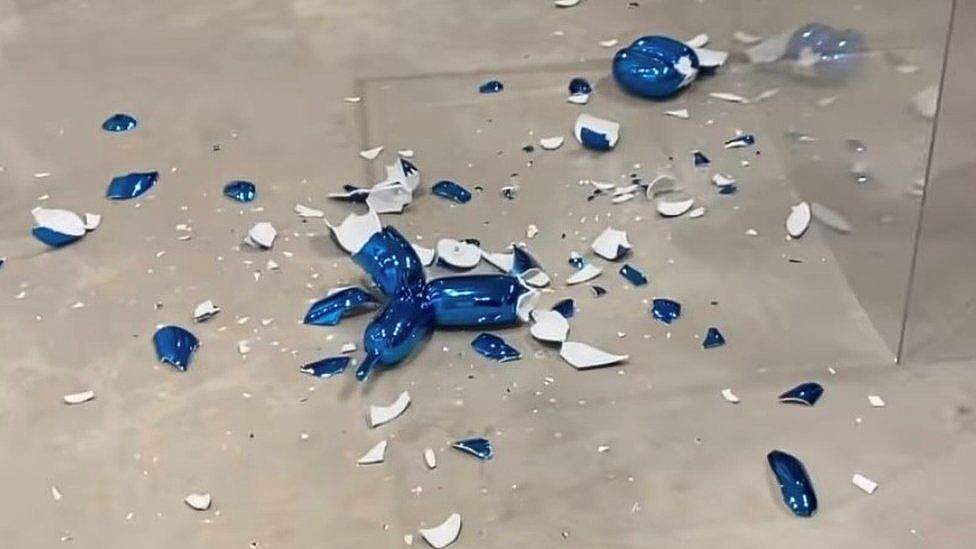 Jeff Koons balloon dog sculpture smashed at an art fair